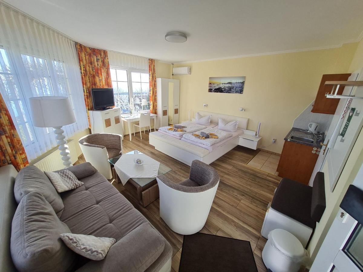 Hotel Waterkant 사스니츠 외부 사진