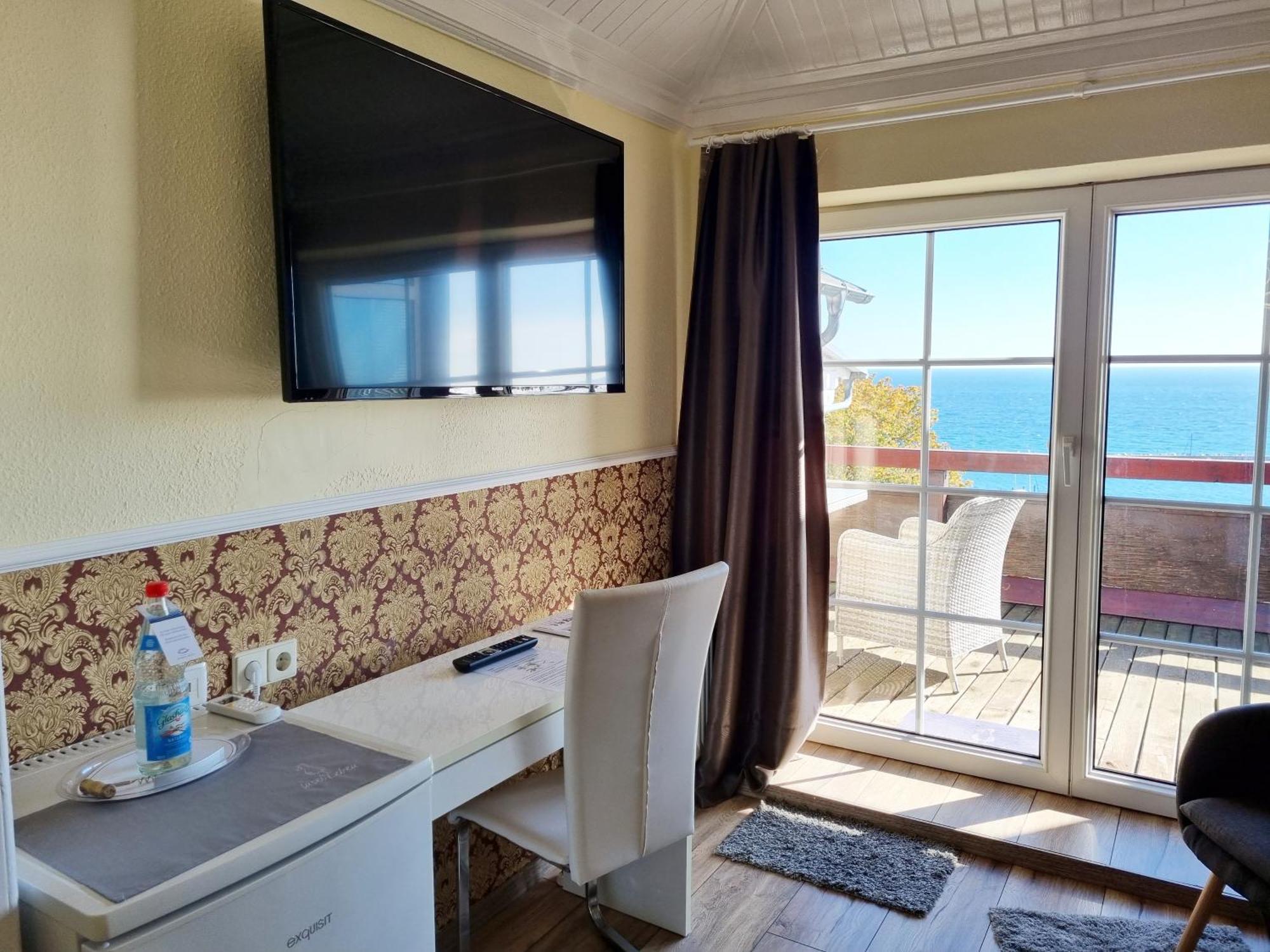 Hotel Waterkant 사스니츠 외부 사진