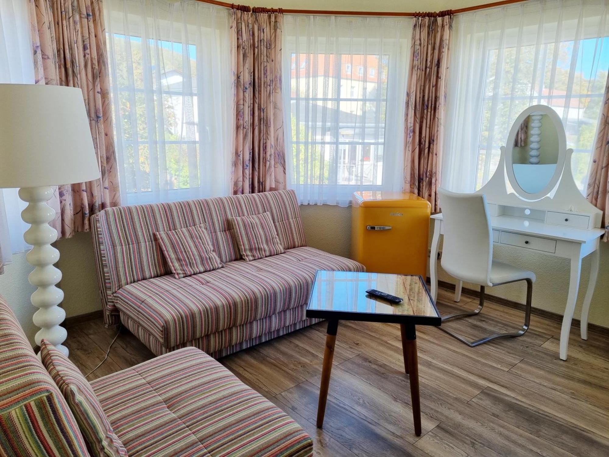 Hotel Waterkant 사스니츠 외부 사진